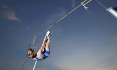 中国米兰体育-绿茵场外的传奇，当日本队绝杀韩国队，奥恰洛夫刷新纪录的双重震撼