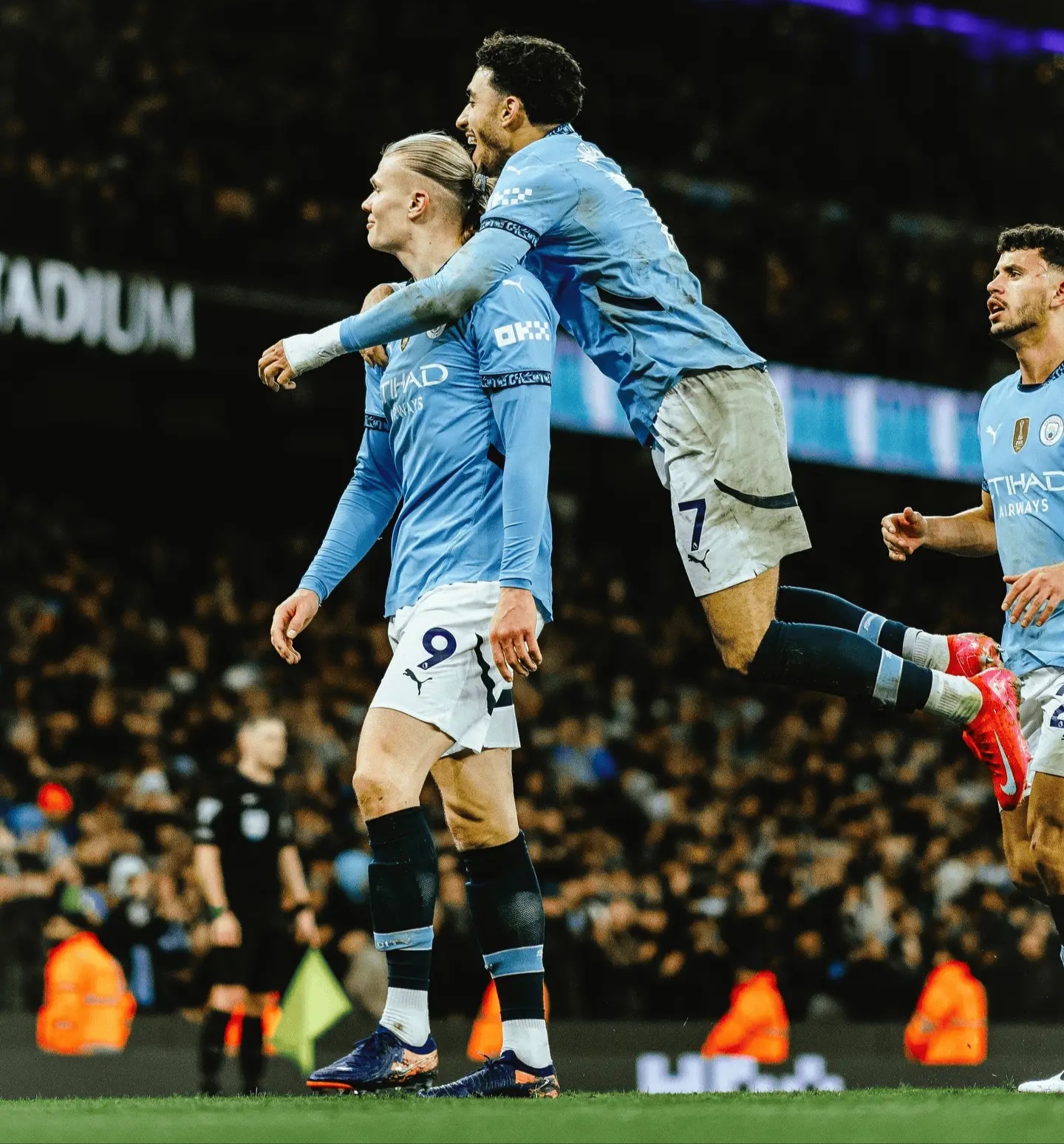 曼城客场大胜埃弗顿，追赶领头羊的简单介绍