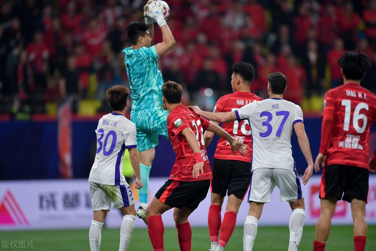 球员在比赛中发挥出色,争夺领先地位的简单介绍 球员在比赛中发挥出色,争夺领先地位的简单介绍