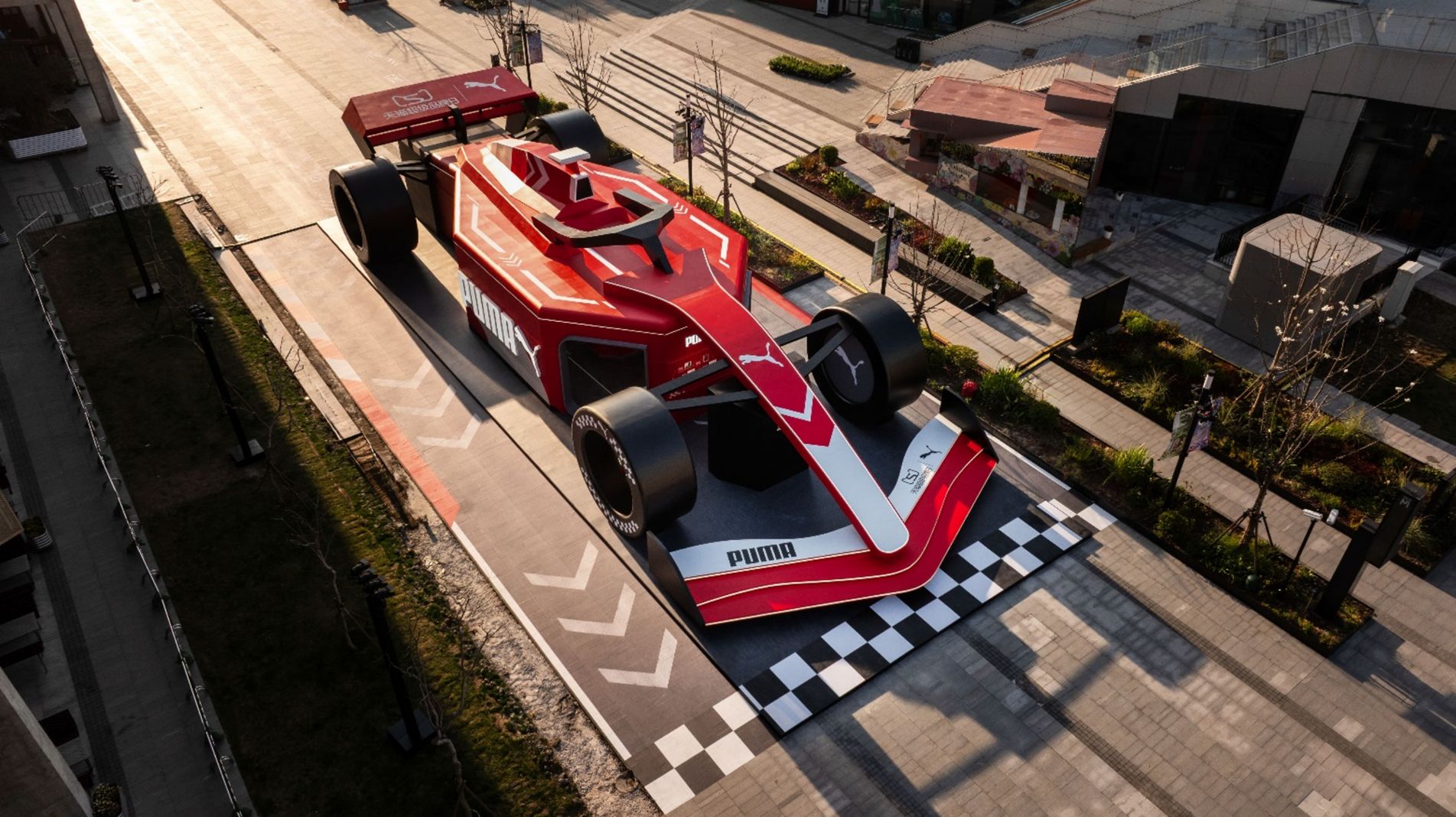 包含法拉利险胜红牛车队，勒克莱尔高光表现的词条