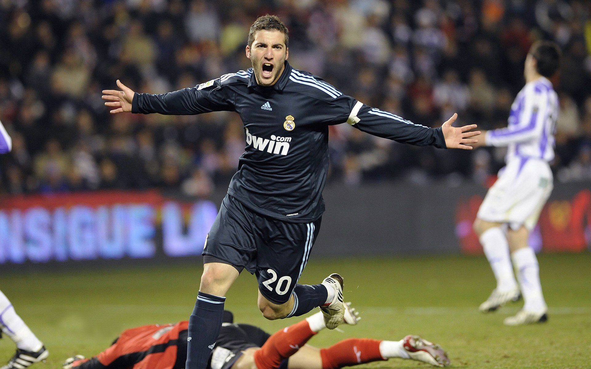 深圳队稳稳拿下开拓者,戈贝尔成为关键先生